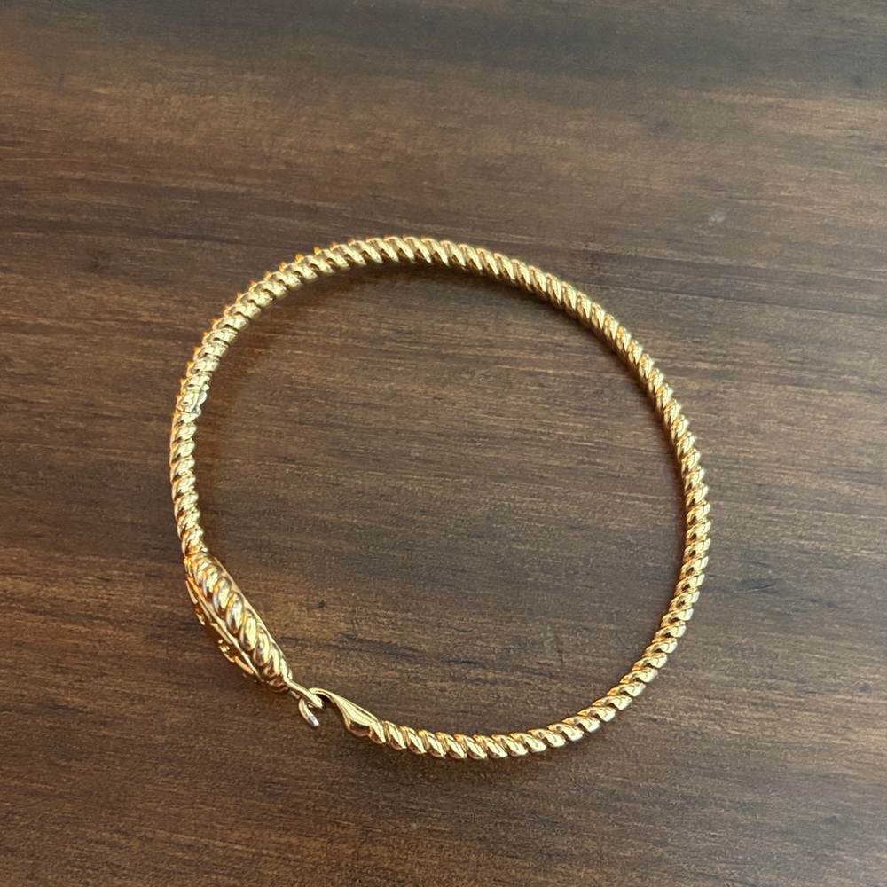 Elegant Gold Tory Burch Logo Hinged Clip
Bangle Bracelet - Picture 6 of 7